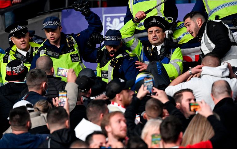 La policía londinense precisó en un comunicado que los altercados comenzaron cuando el personal de seguridad de Wembley procedió a la detención de un espectador acusado de 