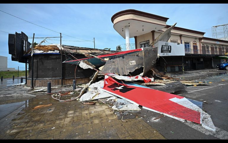 Así quedó un bar afectado por el huracán en Mazatlán.  AP/R. Echeagaray