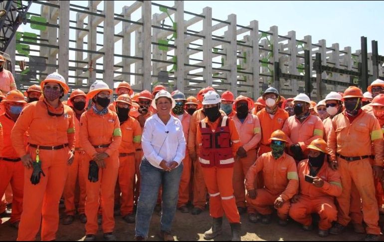 La funcionaria compartió cuatro fotografías en las que se le ve con trabajadores de la obra durante un recorrido por la misma. TWITTER/@rocionahle