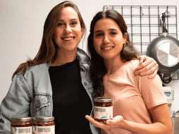 COMPAÑERAS. A principios de la pandemia, Sofía Fernández y Cristina Tarriba comenzaron a “cocinar” la idea de tener un negocio juntas. Especial
