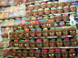 Comestible, colorida y alegre, la figura de un cráneo revestido de dulce, conocido como la calaverita de azúcar, se ha convertido en una de las artesanías más icónicas del país. NTX / ARCHIVO