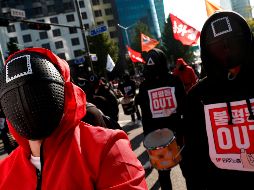 Un gran grupo de al menos 800 mil personas del sindicato en 13 ciudades distintas acudieron el miércoles a protestar por mejores condiciones laborales para trabajadores irregulares. EFE / J. Heon-Kyon