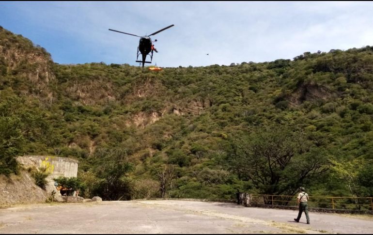 El mototaxi cayó en una barranca cerca de la zona conocida como “Los Monos”, en Tonalá. ESPECIAL/Protección Civil Jalisco