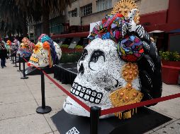 Algunos de los cráneos exhibidos replican el peinado y estilo de la pintora, como sus tradicionales trenzas en la cabeza con flores o sus enormes aretes de oro. EFE/S. Gutiérrez