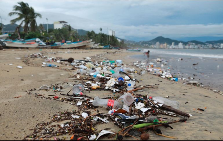 Fotografía de la basura arrojada por el mar luego de que 