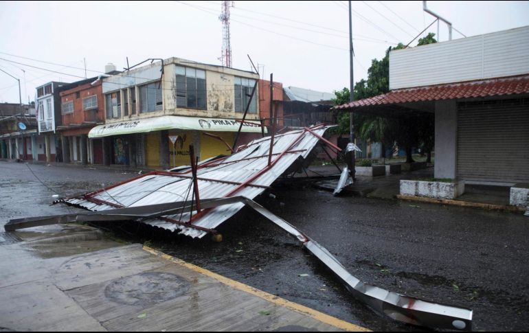 Una estructura caída bloquea una calle después del paso del huracán 