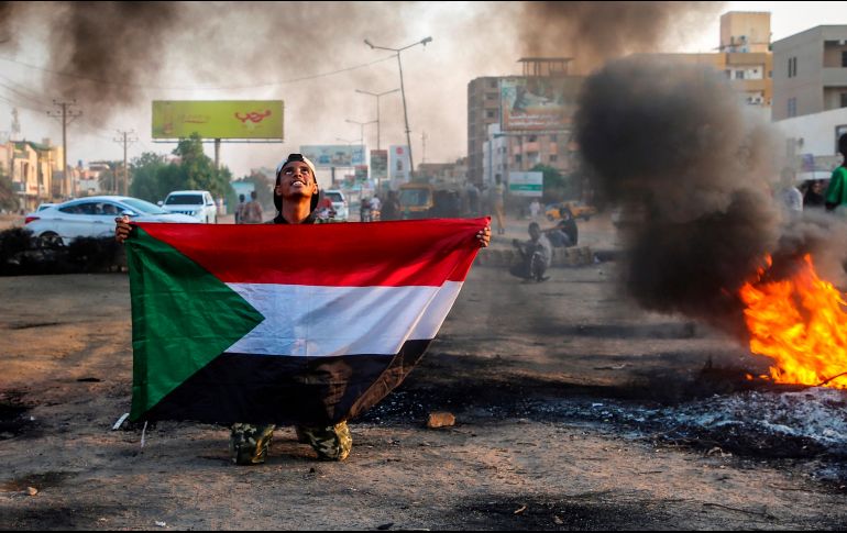 Este lunes se registraron manifestaciones en varios puntos de Sudán tras conocerse que los militares habían disuelto el Consejo Soberano. EFE / M. Abu Obaid