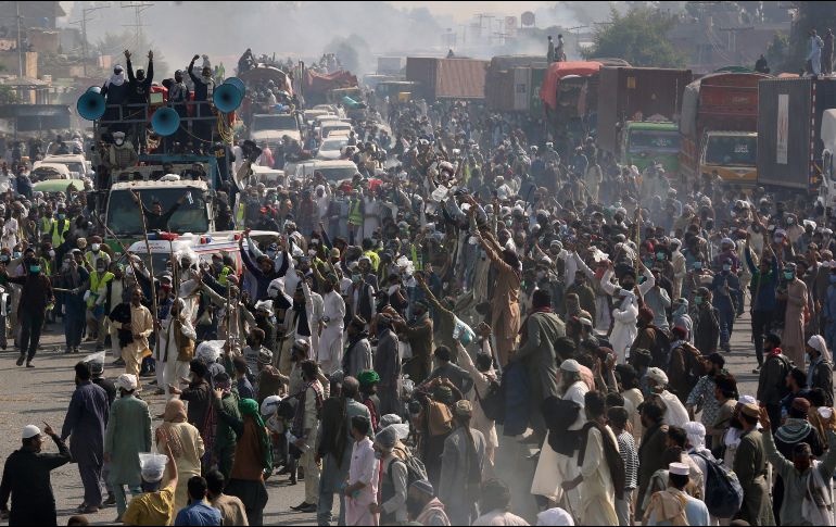 Miles de simpatizantes de un partido islamista radical proscrito se concentraron en una carretera en el poblado de Sadhuke durante su marcha hacia Islamabad. AP / K.Chaudary