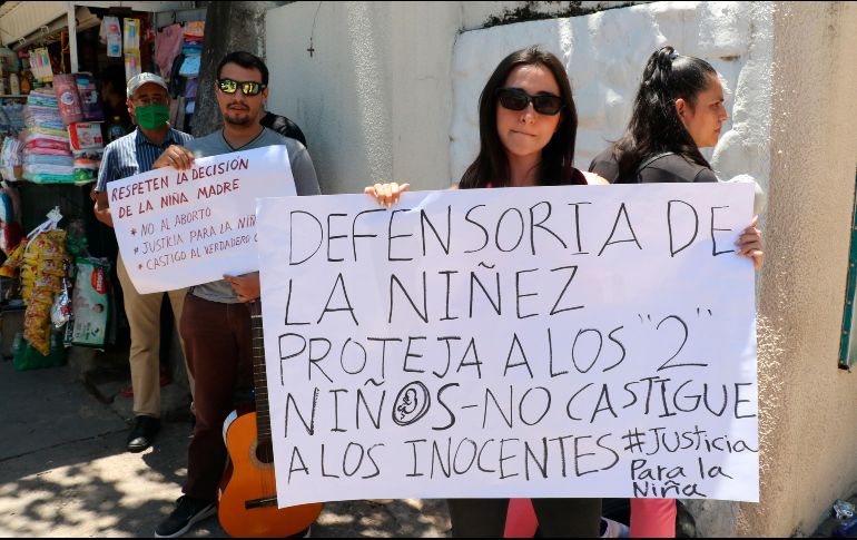 En Yapacaní, mujeres se manifestaron, unas a favor, y otras en contra de la interrupción del embarazo de la menor. EFE/J. Torrejón