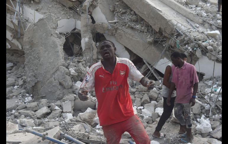 El edificio aún estaba en construcción cuando cayó abruptamente sobre una pila de losas de concreto, en el barrio de Ikoyi. AFP/P. Utomi