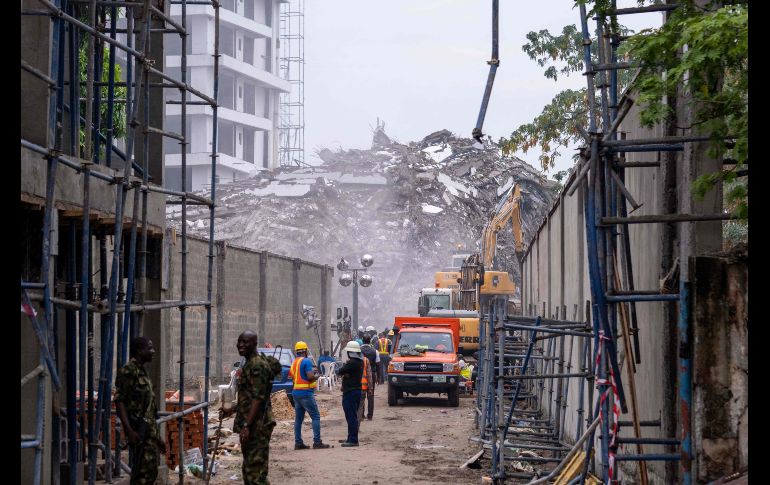 El edificio aún estaba en construcción cuando cayó abruptamente sobre una pila de losas de concreto, en el barrio de Ikoyi. AFP/B. Ibeabuchi