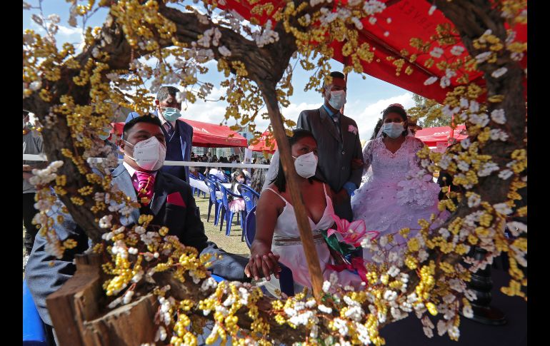 Además de reducir a la mitad el costo del trámite del matrimonio, organizaciones estatales costearon la ceremonia, el champan, el valse y la música. EFE/M. Alipaz