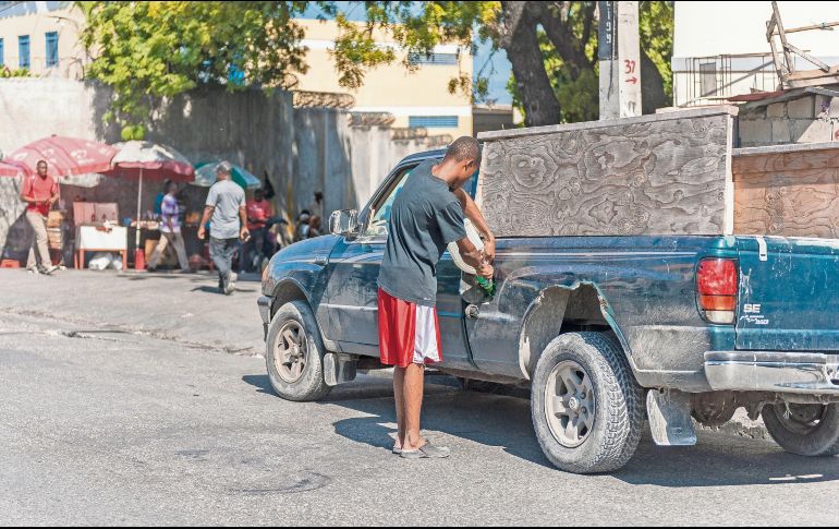 Escasea la gasolina debido al alto índice de inseguridad en Puerto Príncipe. EFE/J. Sabin
