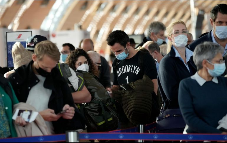 Las terminales de llegadas del principal aeropuerto de Nueva York, el John F. Kennedy (JFK), volvieron a bullir este lunes con la llegada de un buen número de viajeros. AP / C. Ena