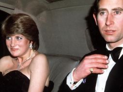 El mediático matrimonio entre la Princesa Diana y el Príncipe Carlos finalizó de manera oficial en 1996. AP PHOTO