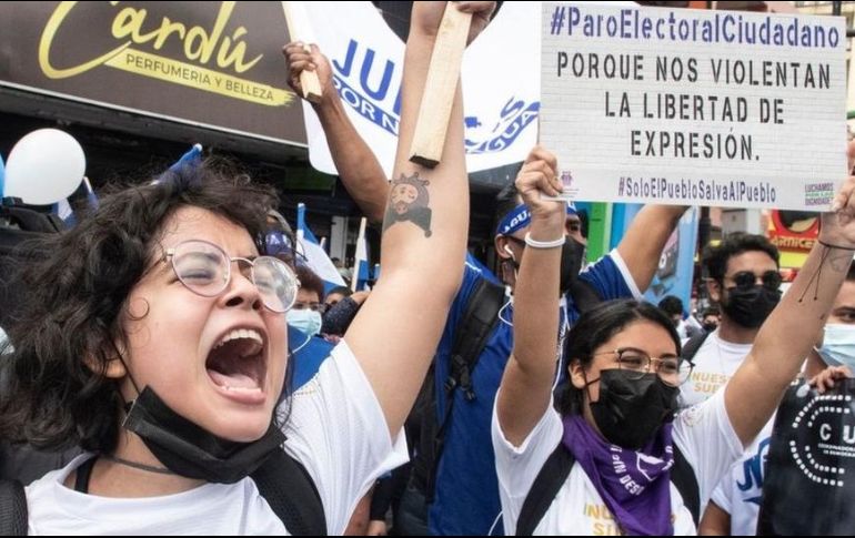 Cientos de nicaragüenses protestaron en Costa Rica en contra de la celebración de las elecciones. GETTY IMAGES