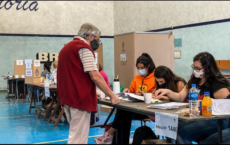 Ciudadanos vota en en las elecciones legislativas, en una escuela de Buenos Aires, Argentina. EFE/J. Roncoroni