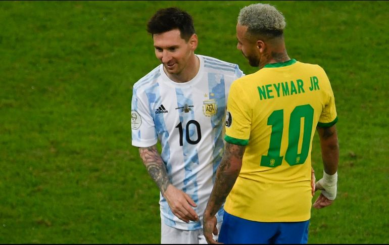 Claves. Lionel Messi tendrá minutos de juego tras recuperarse de su lesión, por su parte, Neymar Jr. no realizó el viaje a Argentina con la “Canarinha”. AFP