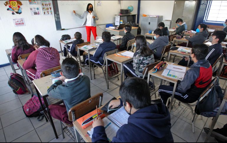 A partir de hoy, las escuelas de Jalisco podrán recibir al 100 por ciento de los estudiantes de educación básica y media superior para tomar clases presenciales de lunes a viernes. EL INFORMADOR / A. Camacho