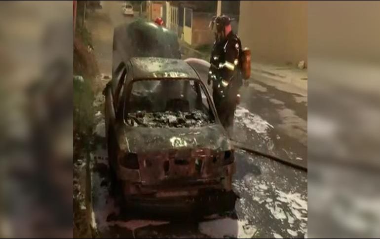 El auto incendiado se encontraba en el cruce de las calles Monte Albán y Justicia. ESPECIAL /