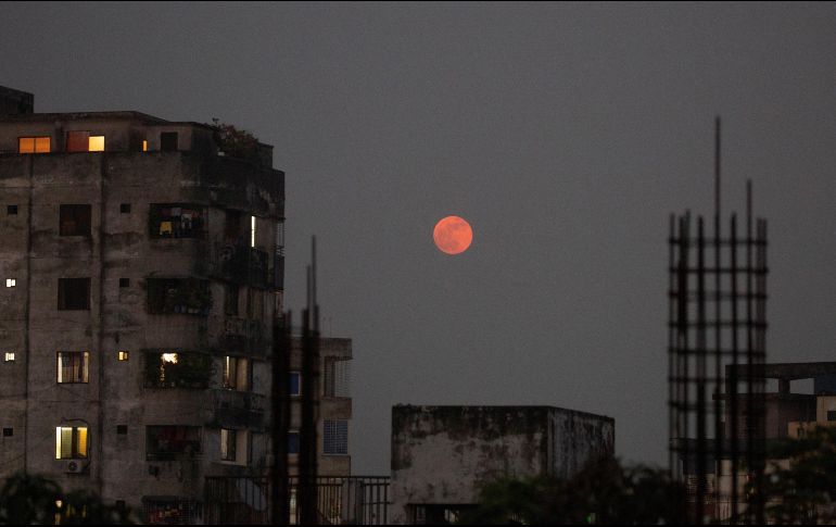 Imagen de la Luna durante el eclipse de hoy viernes desde Dhaka, Bangladesh. EFE / M. Alam