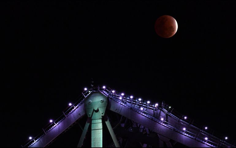 La Luna se ve sobre el Puente Story, en Australia. EFE / D. England
