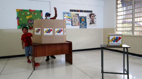 El presidente de la Asamblea Nacional de Venezuela, Jorge Rodríguez, asiste a votar en Caracas, Venezuela. EFE/R. Peña