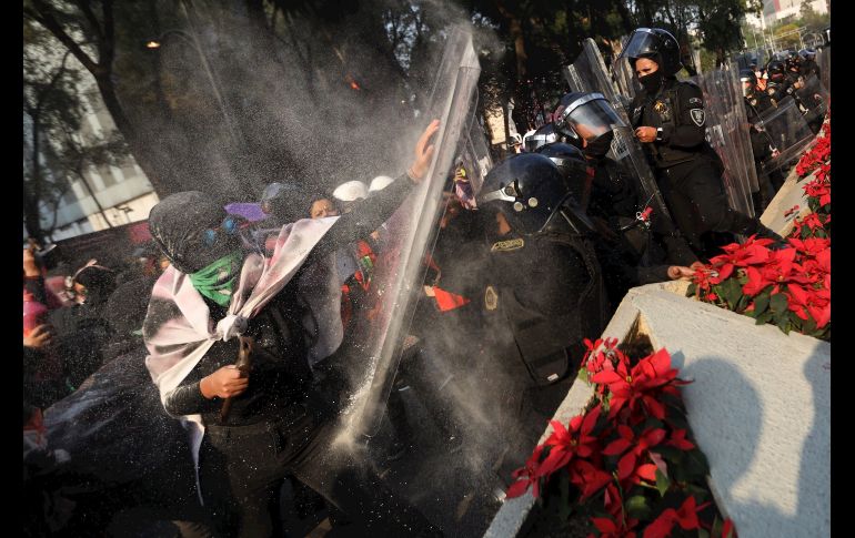 Manifestantes enfrentan con la policía. EFE/S. Gutiérrez
