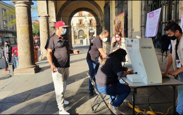De ocho de la mañana a 10:40 horas, las casillas de la consulta ubicadas en Plaza Guadalajara y en el Palacio Municipal de Guadalajara permanecieron con votantes esporádicos. EL INFORMADOR / Y. Mora