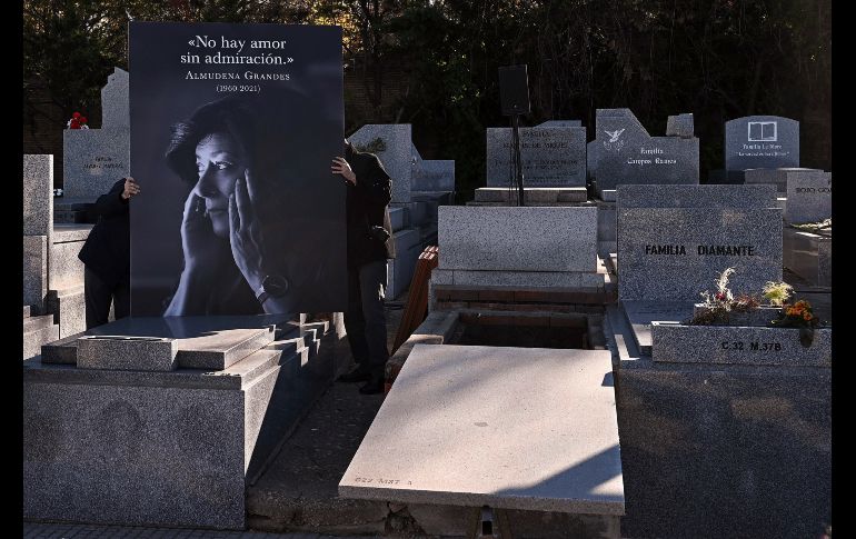 El cuerpo de Almudena Grandes descansa ahora en el Cementerio Civil de Madrid. EFE / F. VILLAR
