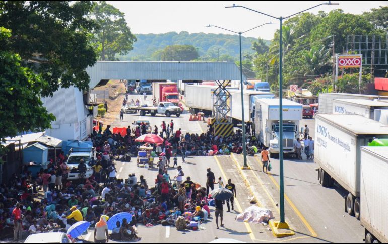 Migrantes bloquean hoy el paso en la carretera a la altura de la caseta de control migratorio, en Huehuetán, Chiapas. Xinhua/D. Sánchez
