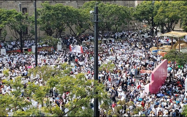 La mañana de este miércoles miles de personas se manifestaron afuera del Congreso de Jalisco para exigir un presupuesto justo para la UdeG. ESPECIAL /