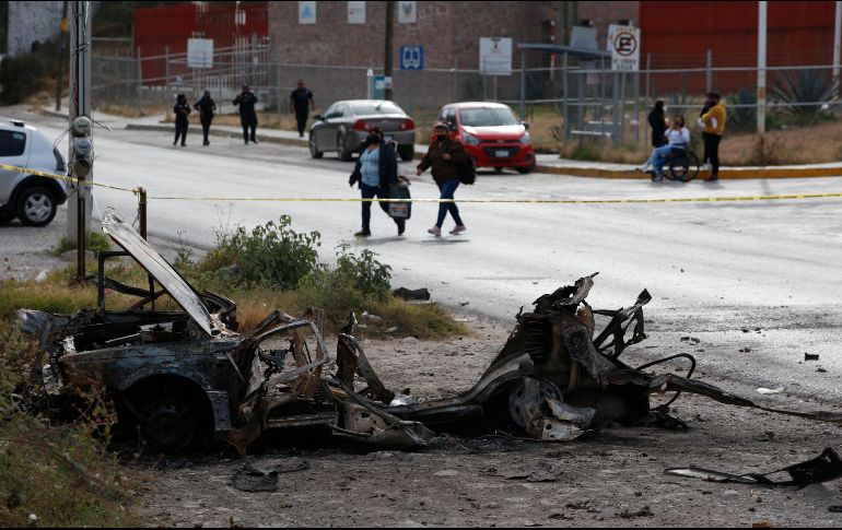 Un auto calcinado quedó afuera del hospital General de Tula, luego del ataque para liberar a reos. AP/G. Riquelme
