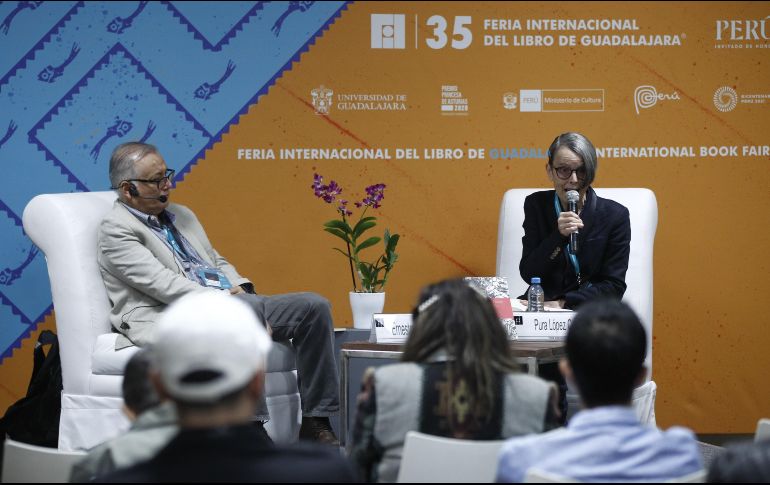 Los poetas mexicanos Pura López y Ernesto Lumbreras en el Salón de la Poesía en FIL 2021. EFE / ARCHIVO