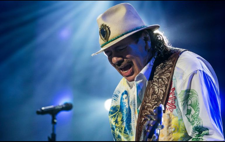 El guitarrista mexicano, Carlos Santana, recibirá tratamiento para sus afectaciones. NTX/ARCHIVO