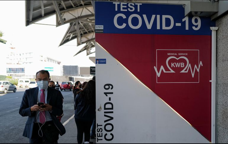 Un hombre camina frente a un módulo que aplica test para detectar el nuevo coronavirus en el Aeropuerto Internacional de la Ciudad de México. XINHUA/X. Yuewei