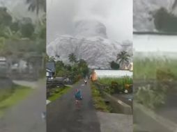 El volcán Semeru, el más alto en la isla Java, en Indonesia, expulsó enormes columnas de ceniza este sábado, lo que desató el pánico entre las personas que viven cerca. Hasta el momento no se reportan víctimas. TWITTER / @Yoeni2909