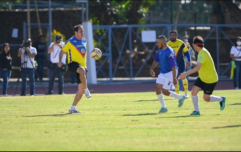 Cuauhtémoc Blanco disputó un partido de futbol amistoso con el embajador de Qatar, Mohammed Alkuwari. TWITTER/@cuauhtemocb10