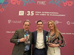 FIL. Alejandro Sierra, Bernardo Pérez y Lorena Camargo posan tras la presentación del libro “¿Soy Zombie?”. El Informador/ A. Camacho