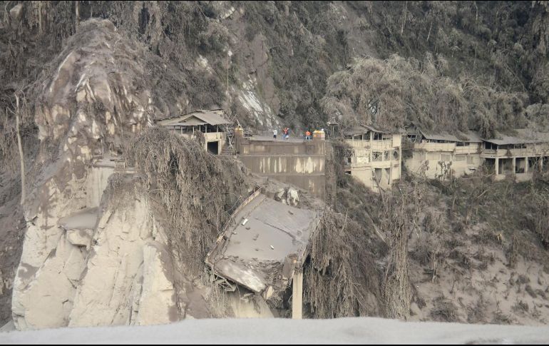 La lava destruyó al menos un puente en Lumajang, con lo que hay zonas donde los equipos de rescate no pueden llegar. AP / H. Permana