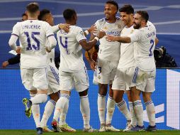 El delantero del Real Madrid, Marco Asensio (2-d), celebra con sus compañeros tras marcar el segundo gol ante el Inter. EFE/J. Hidalgo