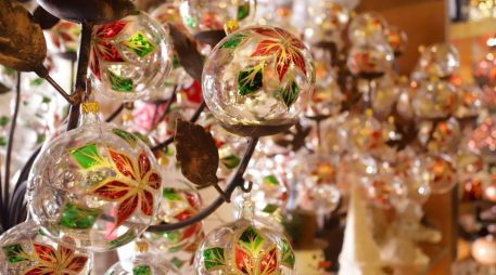 Las esferas artesanales del municipio mexicano de Chignahuapan son hoy un elemento fundamental para adornar los árboles de Navidad. EFE / H. Ríos