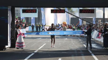 El etíope Derara Desalegn Hurisa conquistó la competición en la rama varonil y lo hizo imponiendo un nuevo récord con un tiempo de dos horas, 12 minutos y 28 segundos. ESPECIAL / Comude GDL