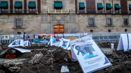 Con fosas, familias de desaparecidos protestan afuera de Palacio Nacional