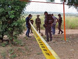 El Ejército de Colombia y la Fiscalía recorren los alrededores de la pista del Aeropuerto Internacional Camilo Daza, donde se presentó la explosión de dos artefactos. EFE/M. Caicedo
