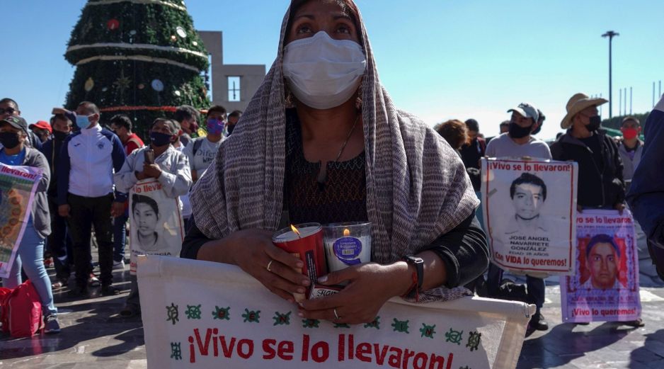 Familiares de los normalistas desaparecidos en Ayotzinapa se manifiestan este domingo a la Basílica de Guadalupe, en Ciudad de México. EFE/M. Hartz