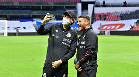 HERMANOS. Guillermo Ochoa y Jonathan dos Santos han evidenciado la buena relación que tienen y ahora compartirán club. IMAGO7