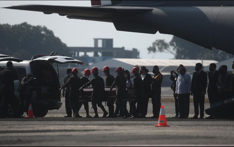 Soldados del Ejército guatemalteco reciben los cuerpos de 15 migrantes en el aeropuerto La Aurora, en Ciudad de Guatemala. EFE/E. Bercian