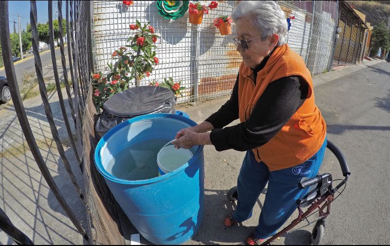 Desde el 25 de diciembre, Victoria Montoya se traslada en su andadera por las calles de Balcones de Santa María y con un pequeño bote recoge agua de un tambo. Tiene 73 años y en su casa su hijo no puede ayudarle. EL INFORMADOR/A. Camacho