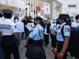 Alumnos sostienen el plantón afuera del CIDE en Ciudad de México, a donde hoy cinco mujeres policías. SUN/C. Mejía